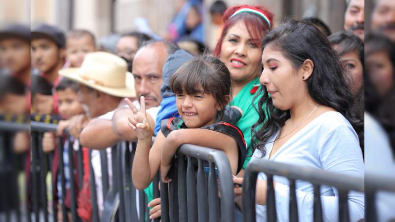 Morelianos disfrutan desfile por el Natalicio de Morelos 