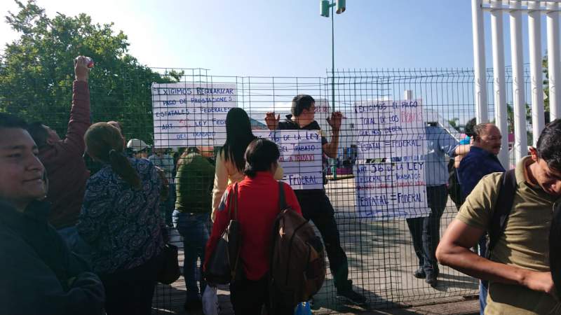 Profesores toman la Secretaría de Educación en Morelia 