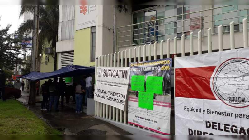 Trabajadores del ICATMI se van a paro en 21 planteles de la entidad 