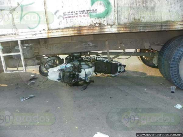 Lesionado motociclista tras quedar bajo camión de basura en Apatzingán, Michoacán - Foto 1 