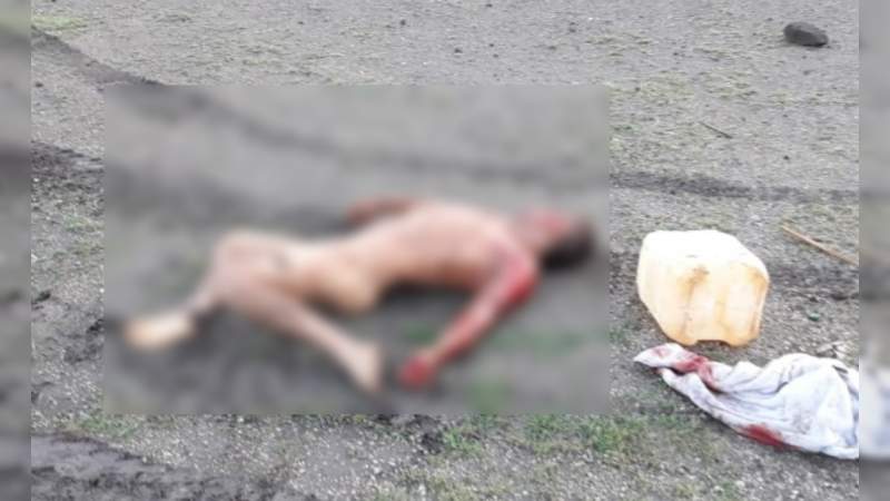 Identifican cadáver torturado y desnudo hallado en cancha de fútbol en Apatzingán, Michoacán 