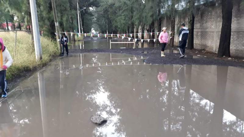 Padres de familia se manifiestan en centro de educación especial 