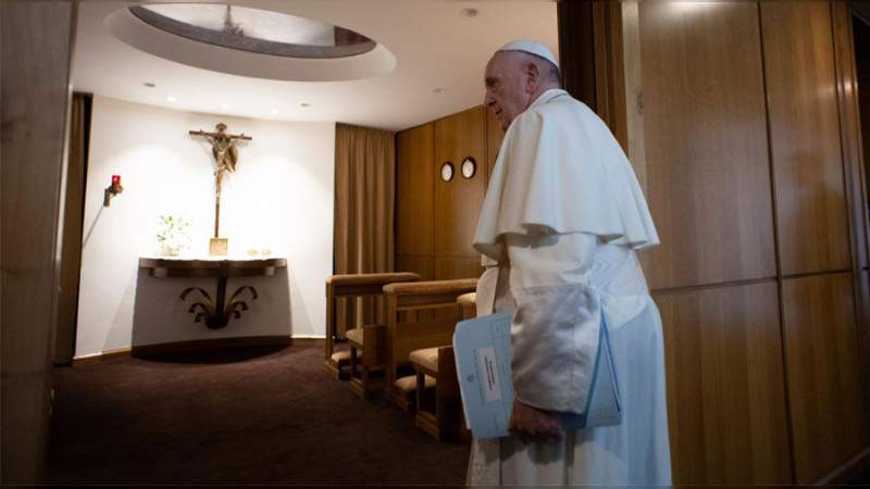 Papa Francisco sufre aparatosa caída en el Vaticano 