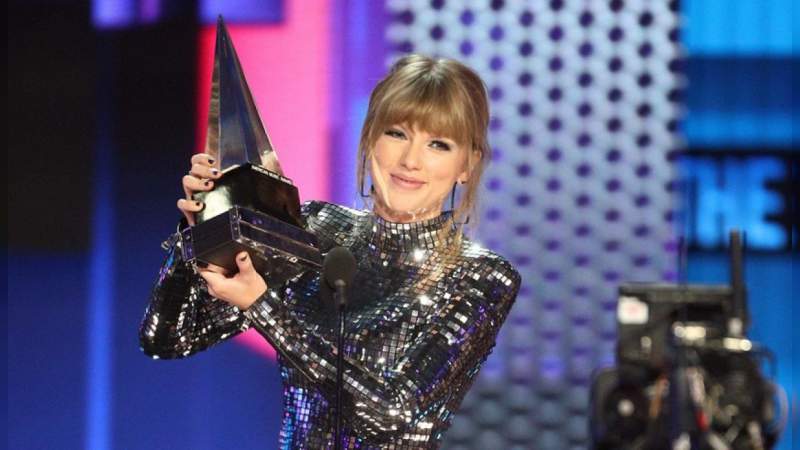Taylor Swift triunfa en los American Music Awards 