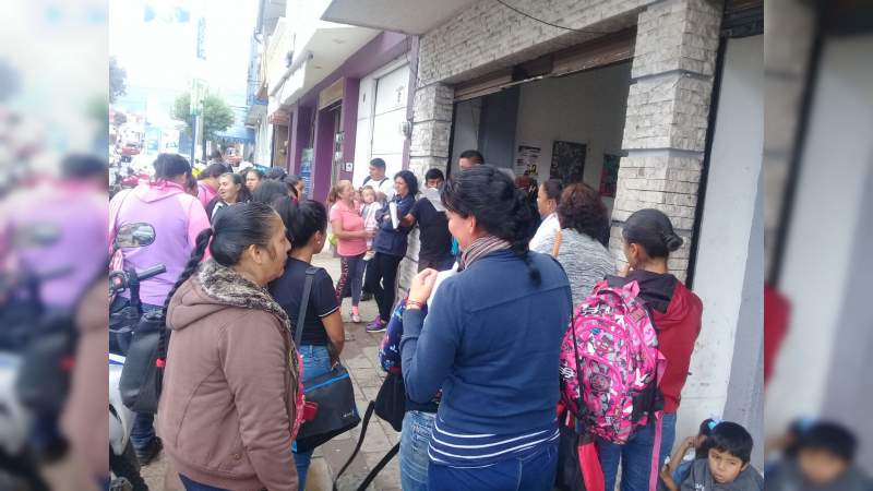 Docentes solicitan apoyo económico a autoridades municipales de Uruapan 