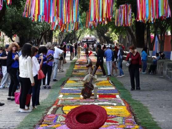 Ayuntamiento de Morelia participa en inauguración de tapetes florales de Patamban‏ 