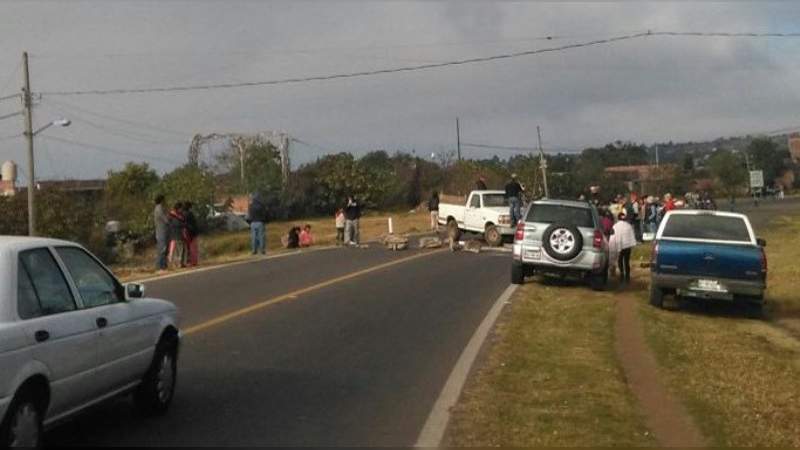 Comuneros de Quiroga bloquean carretera y queman patrulla 