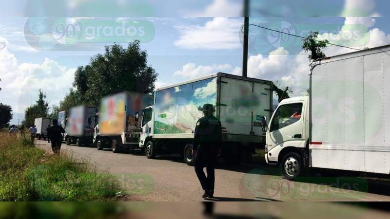 Recuperan seis camiones repartidores robados por normalistas en Tiripetío 
