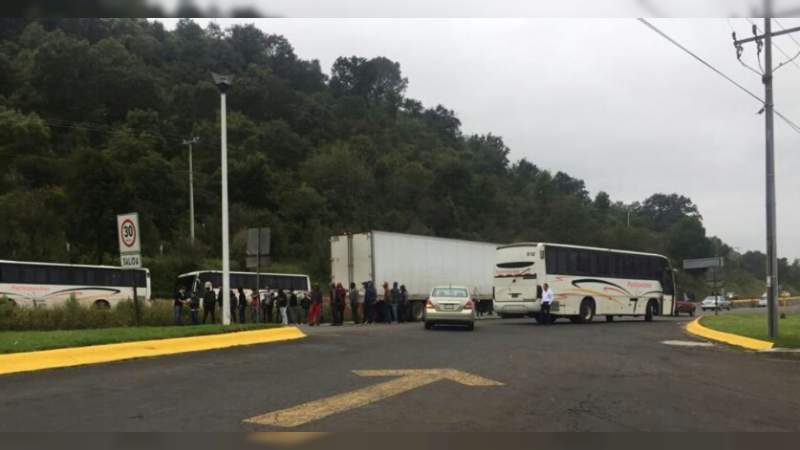Normalistas retienen vehículos para trasladarse a Morelia 