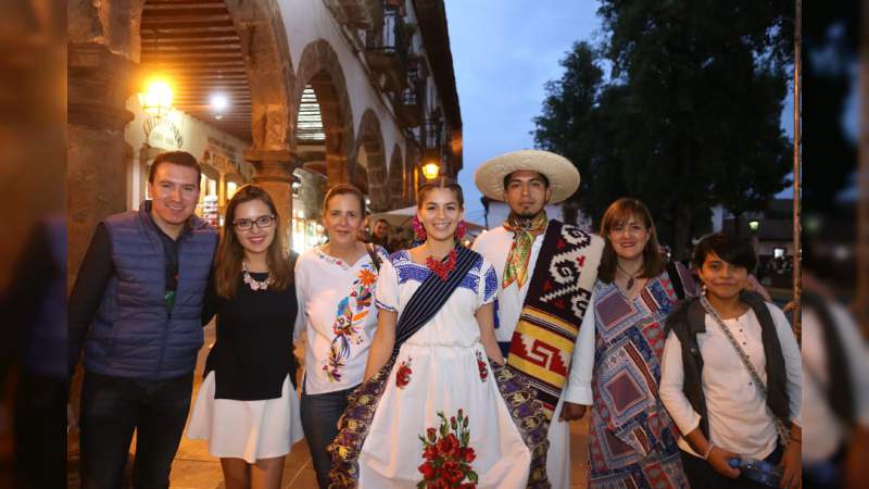 Disfrutan miles de turistas verbena popular en el majestuoso Pátzcuaro, Pueblo Mágico - Foto 2 