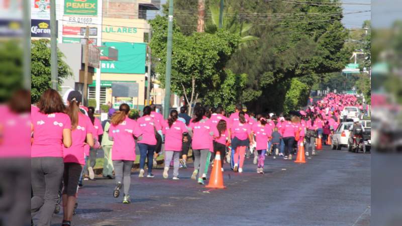 Más de 2 mil personas se sumaron a la lucha contra el cáncer de mama - Foto 1 