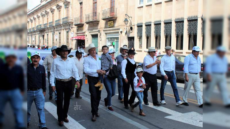 Aceptación generalizada para el Desfile en Defensa de Nuestras Tradiciones con Gallos, Toros y Caballos - Foto 1 