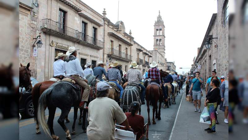 Aceptación generalizada para el Desfile en Defensa de Nuestras Tradiciones con Gallos, Toros y Caballos - Foto 2 