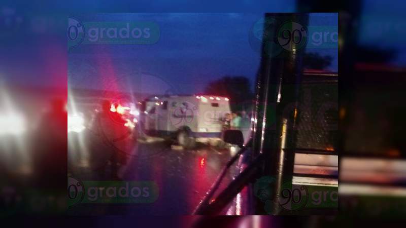 Vuelca camión de valores en Apaseo el Alto, Guanajuato 