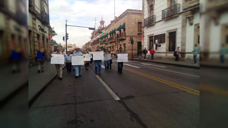 Marchan jubilados del SUEUM en Morelia 