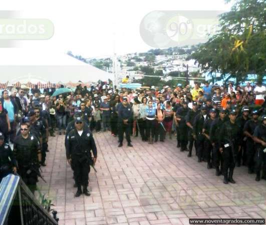 Rinden homenaje a policía caído en Villamar, Michoacán - Foto 2 