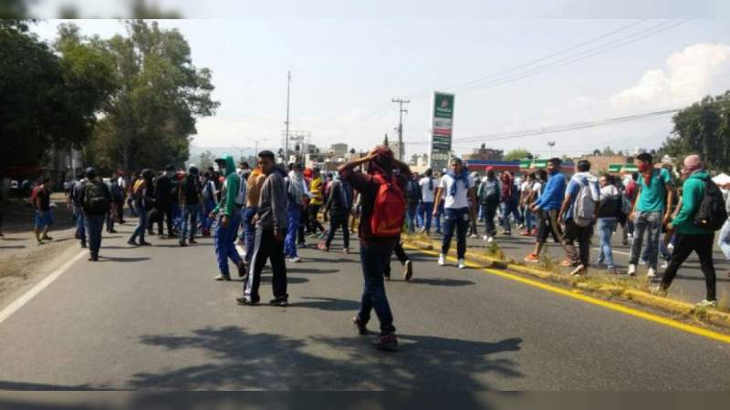 Nuevamente normalistas marchan en Morelia 