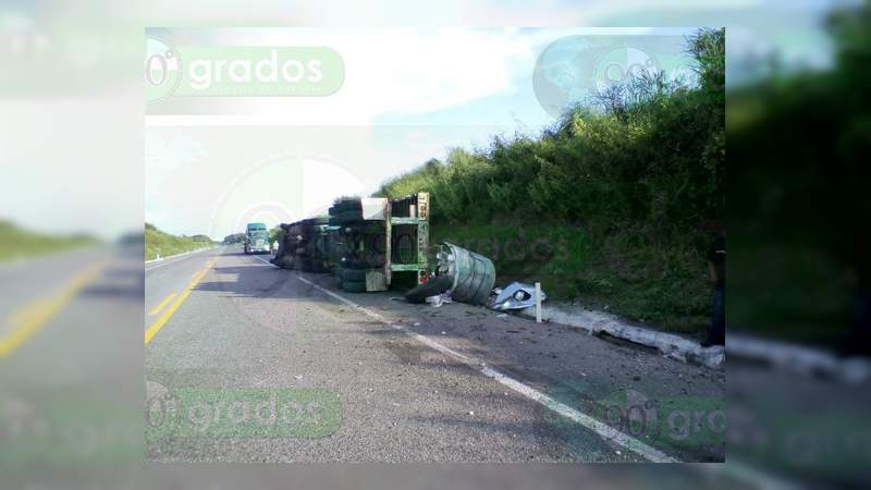 Vuelca tráiler en la Autopista Siglo XXI