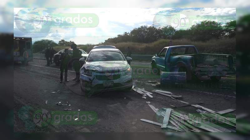 Choque en la Autopista Siglo XXI deja tres lesionados