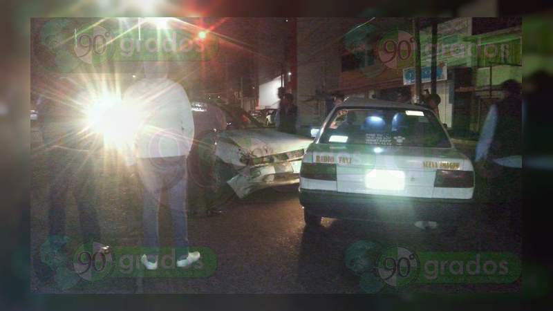 Choque entre taxi y auto particular deja dos lesionados en Zitácuaro