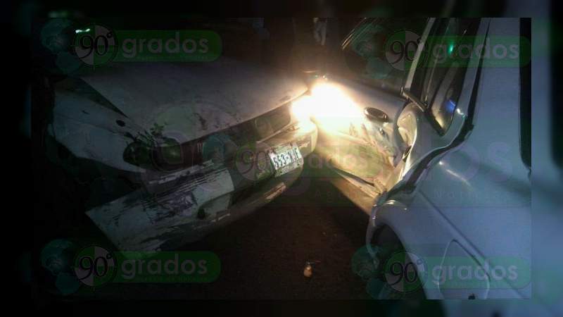 Choque entre taxi y auto particular deja dos lesionados en Zitácuaro