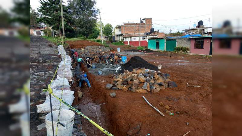 Logran pobladores organizados recursos para cancha deportiva en Pátzcuaro 