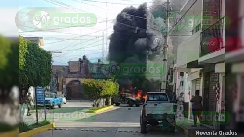Incendian patrullas afuera de alcaldía de Jerécuaro, Guanajuato  - Foto 1 