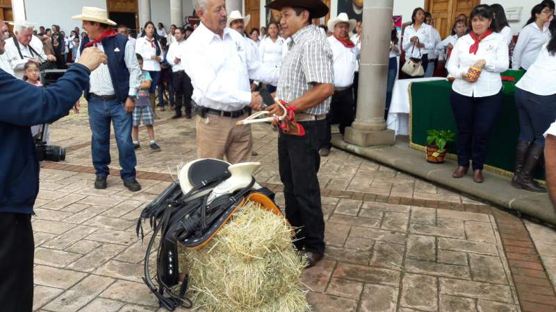 Finaliza acto cívico de la Cabalgata Morelos en Acuitzio del Canje 