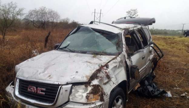 Muere pareja tras chocar contra camioneta en Nueva Italia, Michoacán 