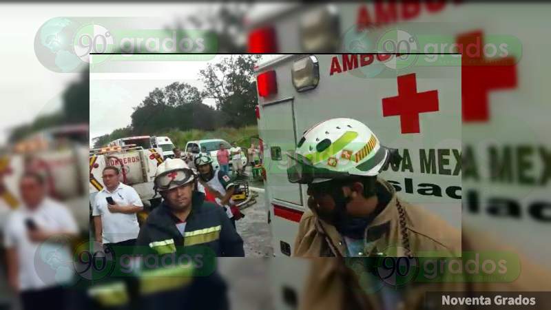 10 heridos y un muerto en choque frontal sobre la Siglo XXI, en Michoacán - Foto 1 
