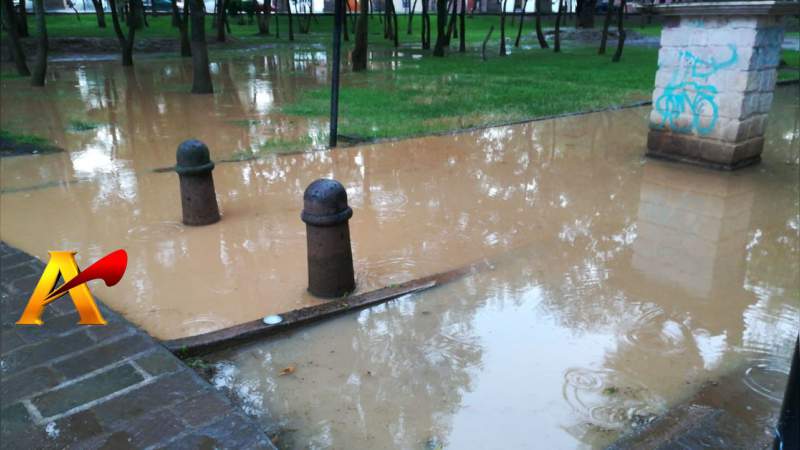 El agua rebasó el metro de altura y a las Autoridades en Morelia - Foto 0 