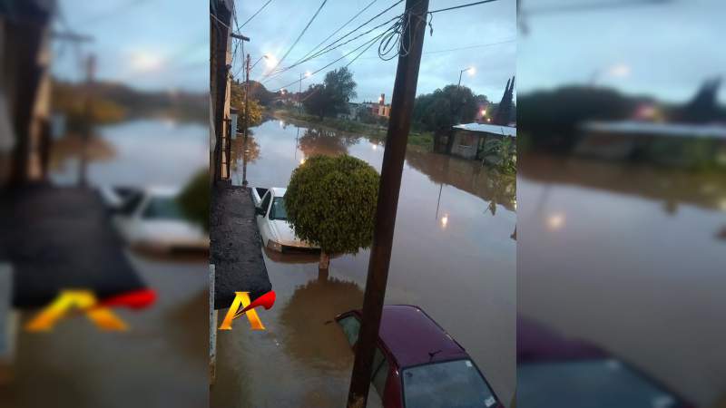 El agua rebasó el metro de altura y a las Autoridades en Morelia - Foto 1 