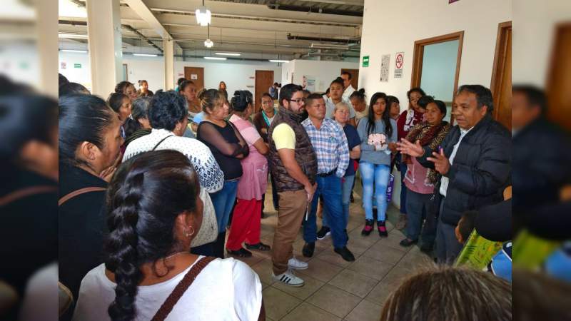 Colonos y campesinos en Pátzcuaro entregan minuta de demandas a Baeza Ceja 