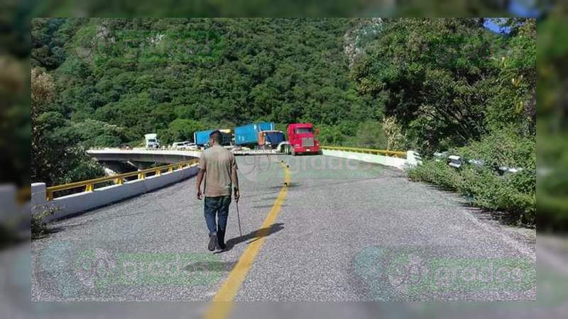 Conductores desesperados por el bloqueo de la carretera Lázaro Cárdenas – Manzanillo por pobladores de Aquila - Foto 0 