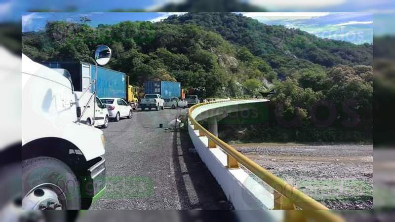 Conductores desesperados por el bloqueo de la carretera Lázaro Cárdenas – Manzanillo por pobladores de Aquila - Foto 1 