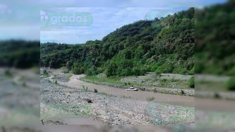 Conductores desesperados por el bloqueo de la carretera Lázaro Cárdenas – Manzanillo por pobladores de Aquila - Foto 2 