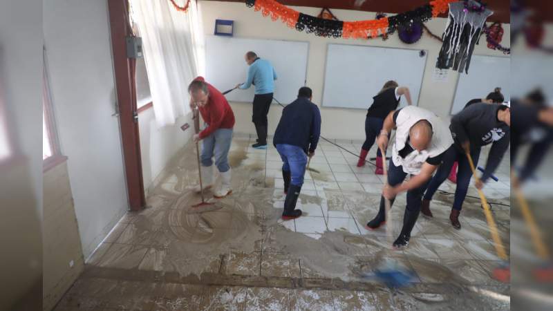 Autoridades educativas continúan en labores de limpieza escolar - Foto 1 