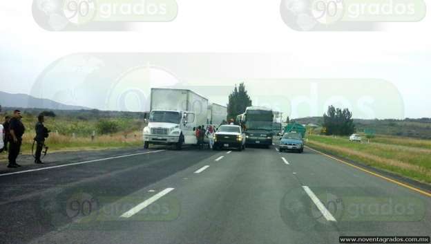 Roban normalistas camiones con línea blanca en Churintzio, Michoacán - Foto 0 