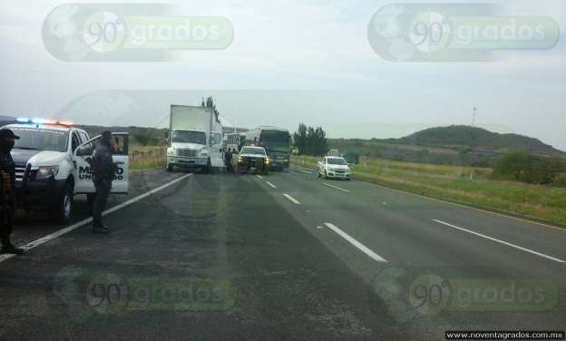 Roban normalistas camiones con línea blanca en Churintzio, Michoacán - Foto 1 