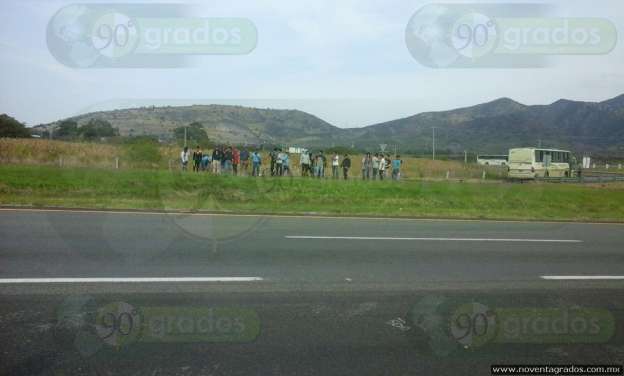 Roban normalistas camiones con línea blanca en Churintzio, Michoacán - Foto 4 