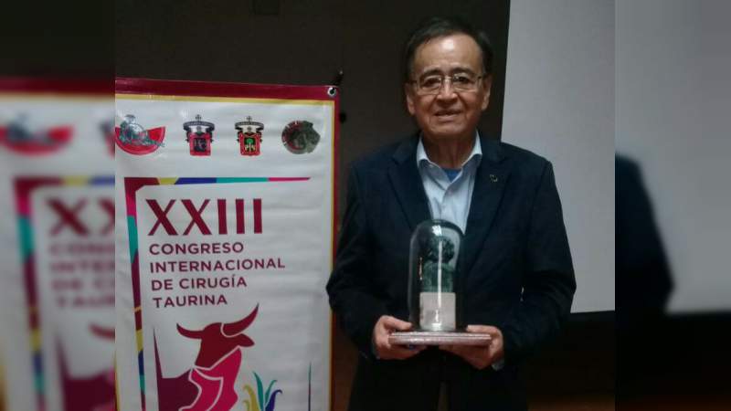 Condecoran al Doctor Muñoz en el marco del XXIII Congreso Internacional de Cirugía Taurina - Foto 0 