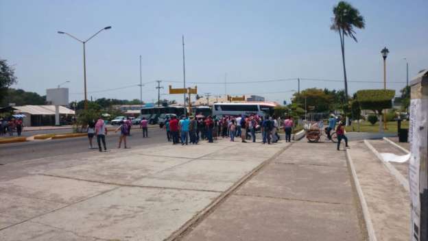 Toman normalistas Ayuntamiento de Lázaro Cárdenas, Michoacán - Foto 0 