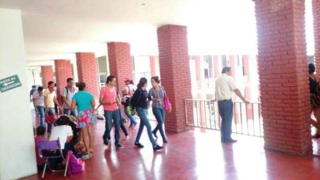 Toman normalistas Ayuntamiento de Lázaro Cárdenas, Michoacán - Foto 2 