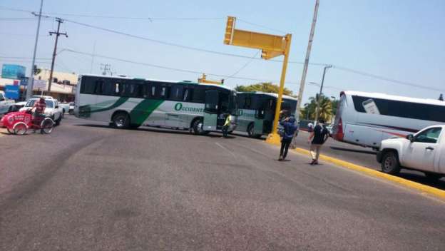 Toman normalistas Ayuntamiento de Lázaro Cárdenas, Michoacán - Foto 3 