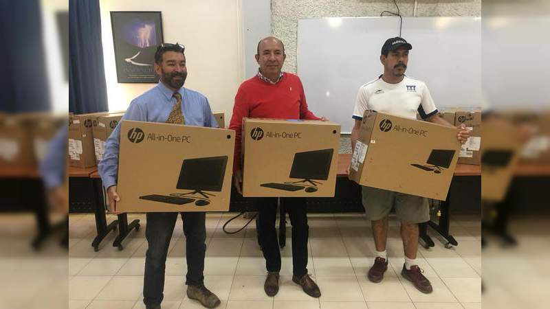 Entregan equipo de computo a personal de la Escuela Normal Superior  