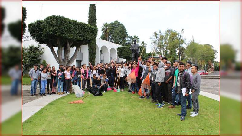 Estudiantes a favor de mantener limpios los espacios universitarios - Foto 0 