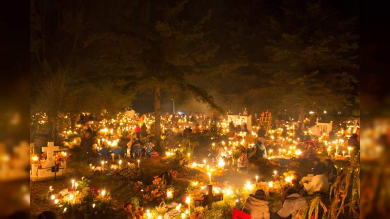 Arriban turistas nacionales y extranjeros por Noche de Muertos - Foto 0 