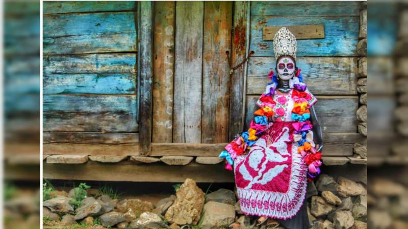 Arriban turistas nacionales y extranjeros por Noche de Muertos - Foto 1 
