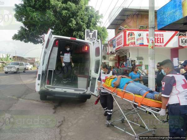 Choque de vehículo contra poste en Peribán, Michoacán, deja una mujer herida - Foto 0 