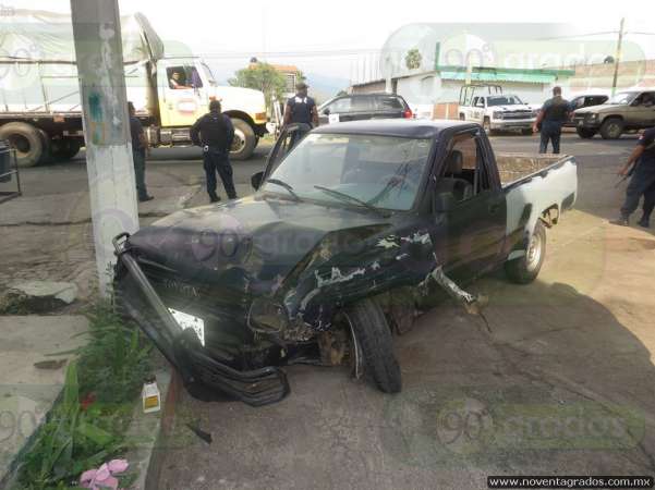 Choque de vehículo contra poste en Peribán, Michoacán, deja una mujer herida - Foto 1 